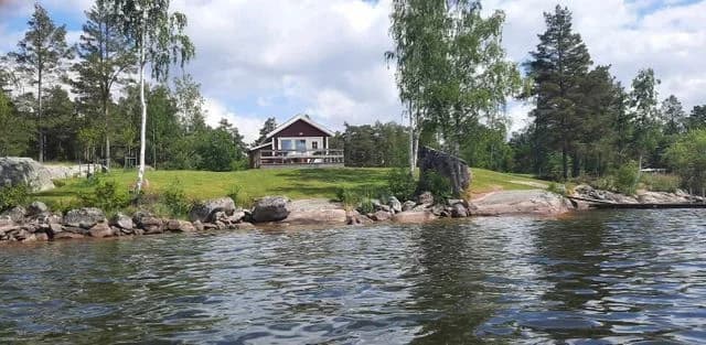 Upptäck Torpöns Camping – naturskön ställplats för husbil vid sjön Sommen. Njut av utsikt, fiske, höghöjdsbana & avkoppling. Faciliteter & äventyr väntar!