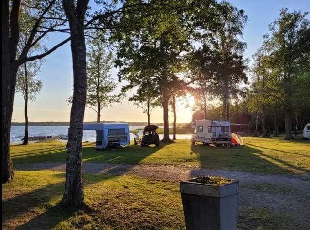 Hitta din perfekta ställplats vid Tydingesjön! Året runt öppen camping med sjöutsikt, bad, fiske, dans, events & full service för husbil/husvagn.