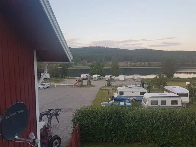 Ställplats Tängerdalens Camping & Café i Enviken, Dalarna. El, service, café, fiske, bad, vandring & MTB. Inomhusgym! Husdjur välkomna. Boka din plats!