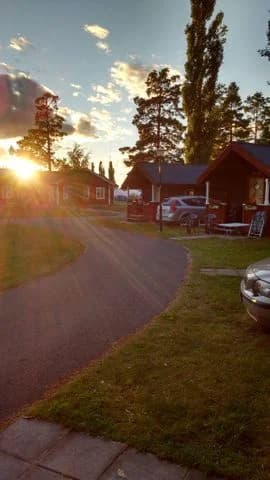 Vansbro Camping: Året runt-öppen ställplats vid Västerdalälven. Elplatser för husbil/husvagn, servicehus, bastu, badtunna, fiske & aktiviteter. Nära centrum.