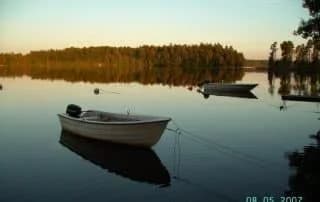 Hitta din perfekta ställplats vid Vittsjö Stugby & Camping! Året runt-öppet med el, servicehus, sjöutsikt, fiske, båt, bastu & nära golf i Skåne.