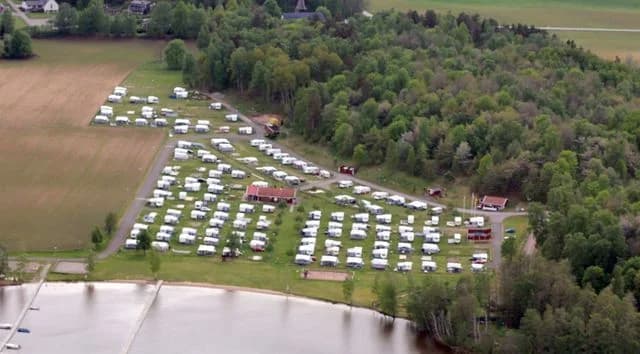 Upptäck ställplatsen Caravan Club Borensäng i Tibro! Naturskönt vid Vättern med bad, minigolf, lekplats & service året runt. Perfekt för husbil & husvagn.