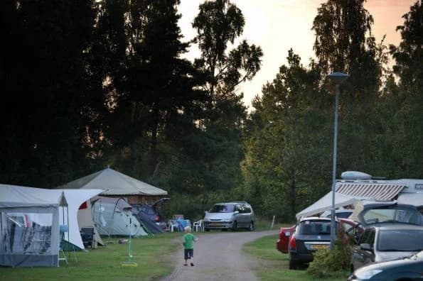 Upptäck Stensjö Camping i Blekinge! Fridfulla ställplatser för husbil vid sjön Alljungen. Familjevänligt med vandring, kanot, fiske & aktiviteter. Boka nu!
