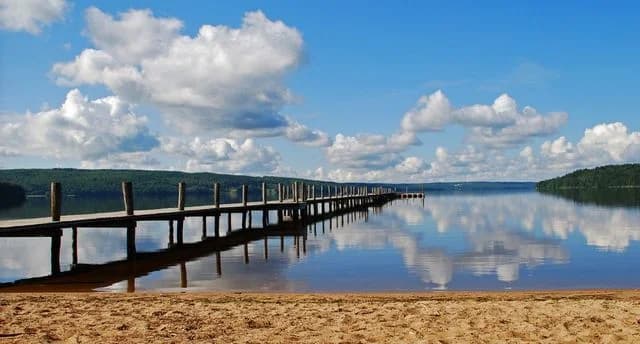 Upptäck Camp Lygnevi i Sätila – en naturnära ställplats vid Lygnern. Perfekt för husbil/husvagn med bad, vandring, kajak, discgolf & mycket mer!