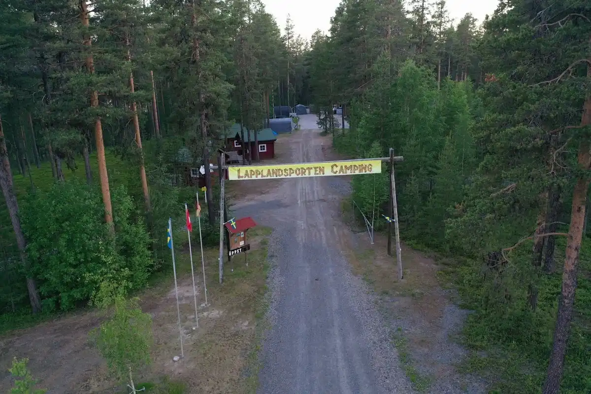 Hitta din perfekta ställplats vid Lapplandsporten Camping nära Lycksele. Naturskönt vid Umeälven med el, servicehus, bastu, fiske & nära till djurpark.