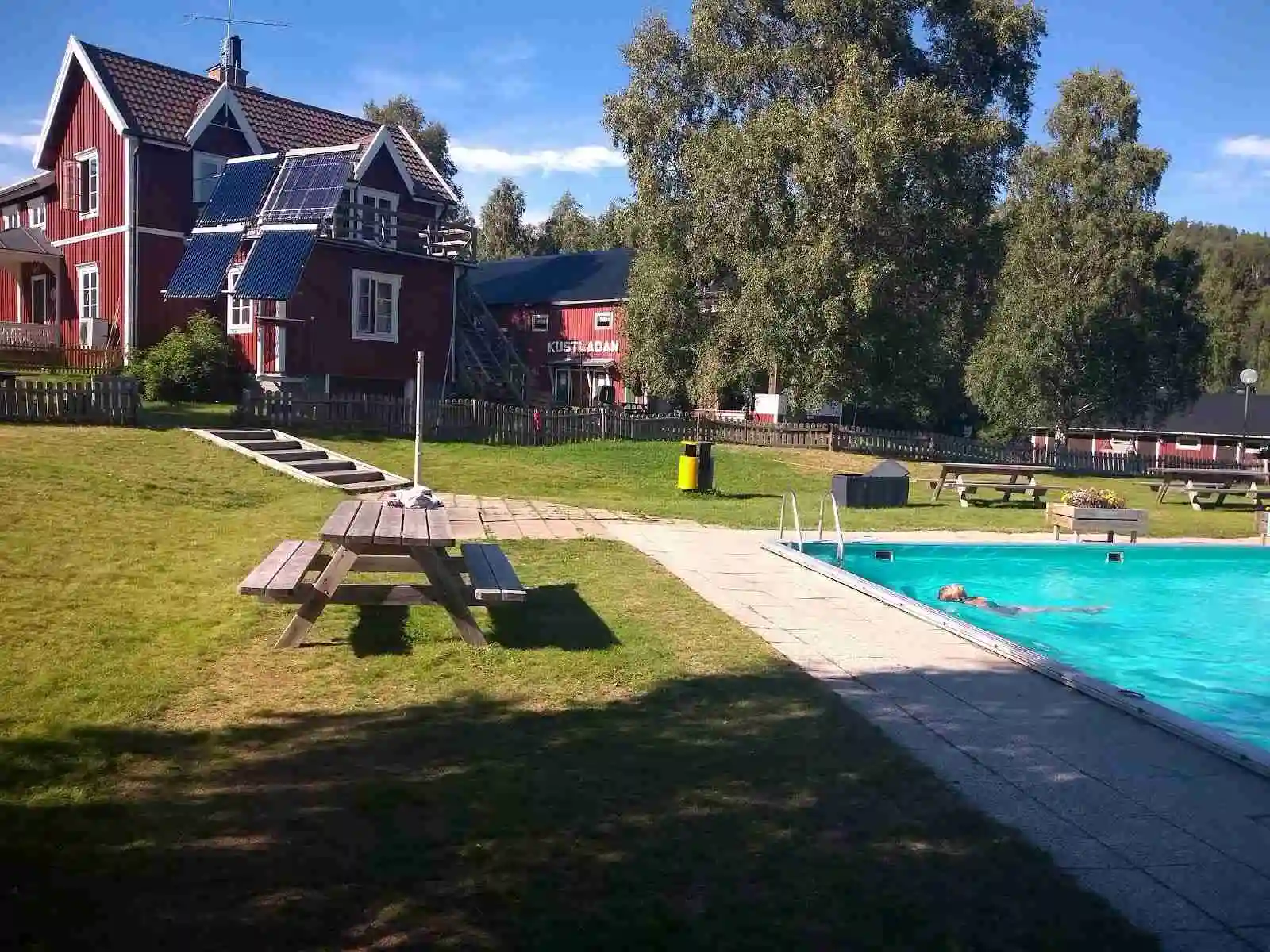 Ställplats vid Docksta Vandrarhem & Camping Kustladan i Höga Kusten. Nära E4, Skuleberget. Pool, restaurang, el, tömning. Perfekt bas för husbil/husvagn!