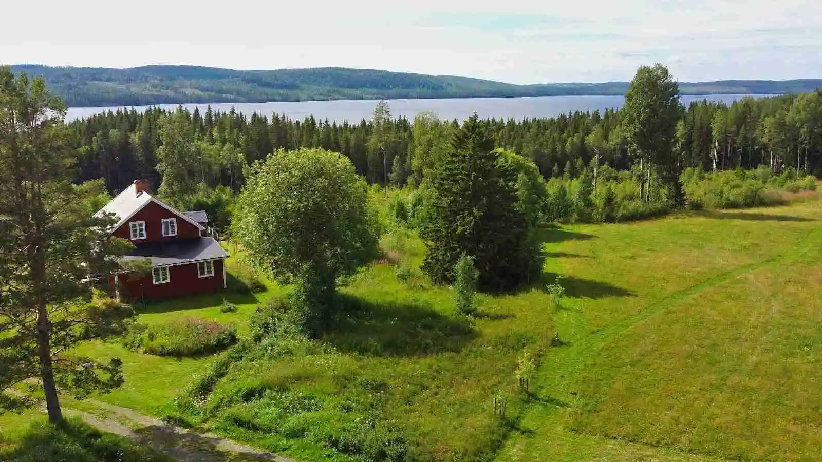 Naturnära ställplats i Jämtland vid Woodland Farm, Hammerdal. Rymliga gräsplatser inkl. el, vatten, WiFi, bastu. Fiske, båt/SUP, nära Vildmarksvägen.