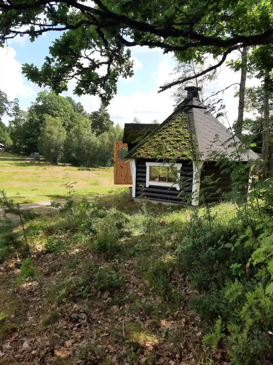 Upptäck Hallsjö Vildmarkscamping – natursköna ställplatser för husbil/husvagn vid Laganån. Perfekt för fiske, paddling & vandring. Boka din plats!
