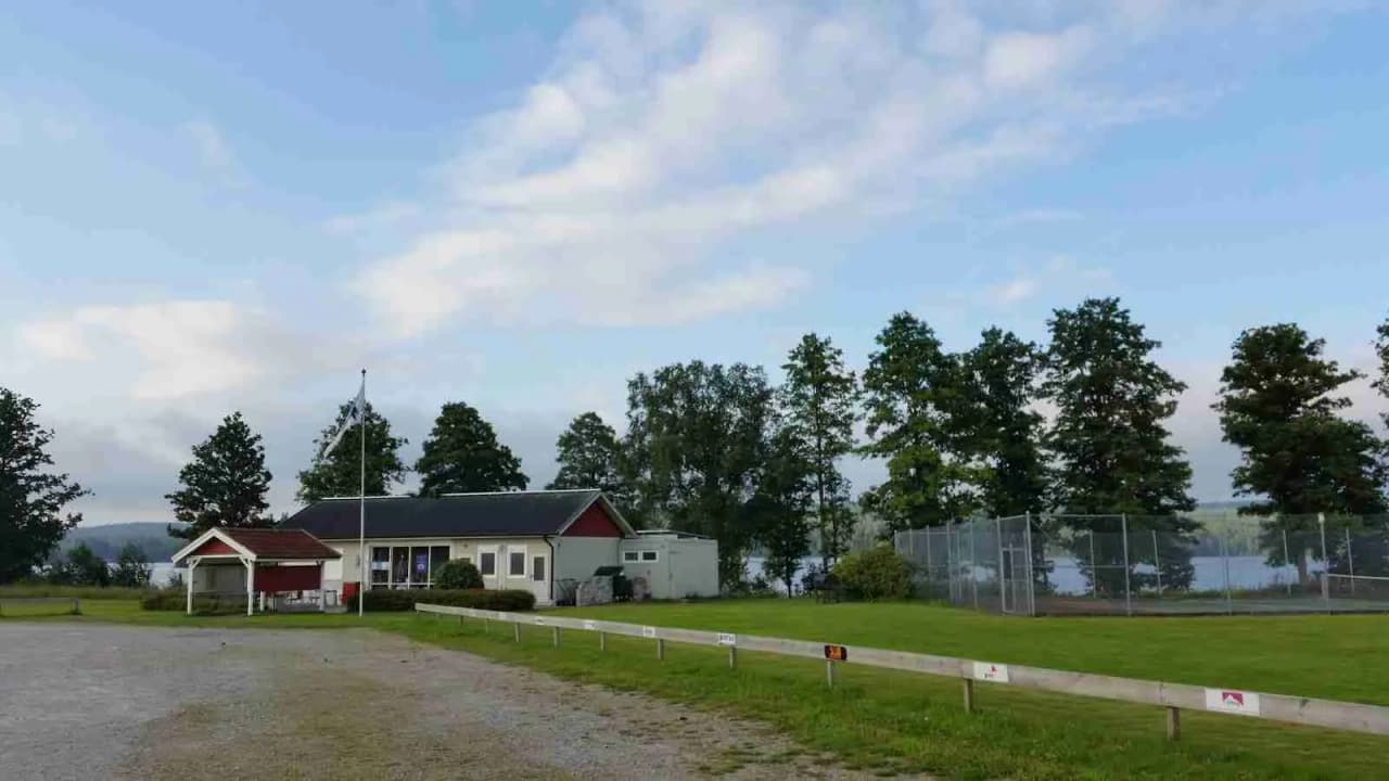 Upplev Ramkvilla Camping, ställplats vid Ramkvilla GK i Småland. Perfekt för husbil/husvagn. Njut av golf, fiske, bad & natur. El, dusch, WC finns.