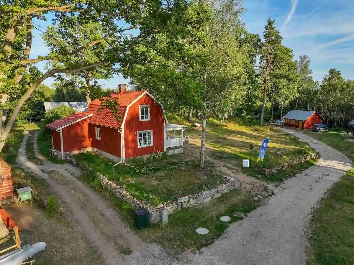 Hitta din perfekta ställplats vid sjön hos Agundaborg Camp & Paddle i Agunnaryd. El, dusch, WC & WiFi. Idealisk för paddling, fiske & naturäventyr.