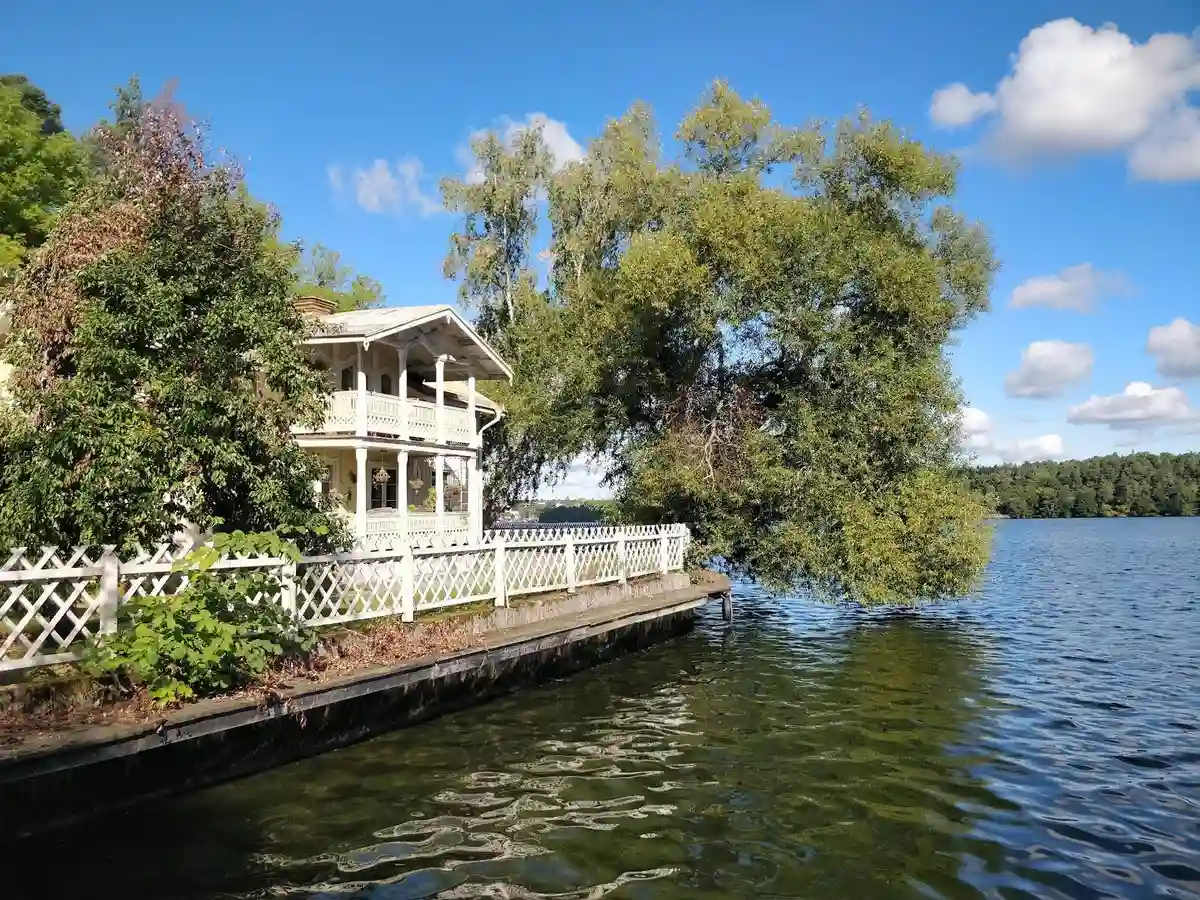 Upptäck Klubbensborg, en unik ställplats i Stockholm vid Mälaren. Historisk miljö, sjöutsikt, bad, café & nära city. Perfekt för husbil/husvagn!