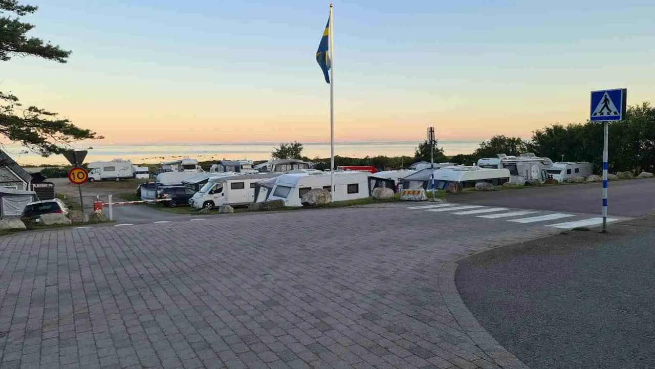Upptäck Lerbergets Camping: Idealiska ställplatser i Skåne vid havet nära Höganäs. Fullservice, sandstrand & nära Kullabergs äventyr. Boka din husbilsplats!