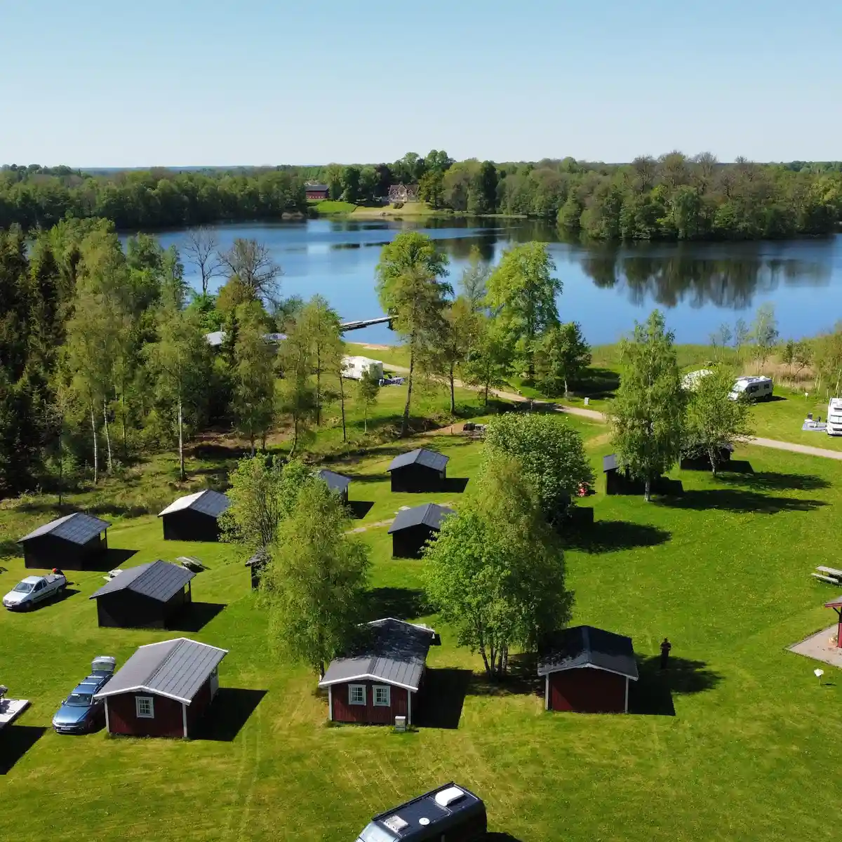 Upptäck naturnära ställplatser vid sjön på Valle Camping i Skaraborg. Nära Skara Sommarland & Hornborgasjön. Boka din husbilsplats med el & service!