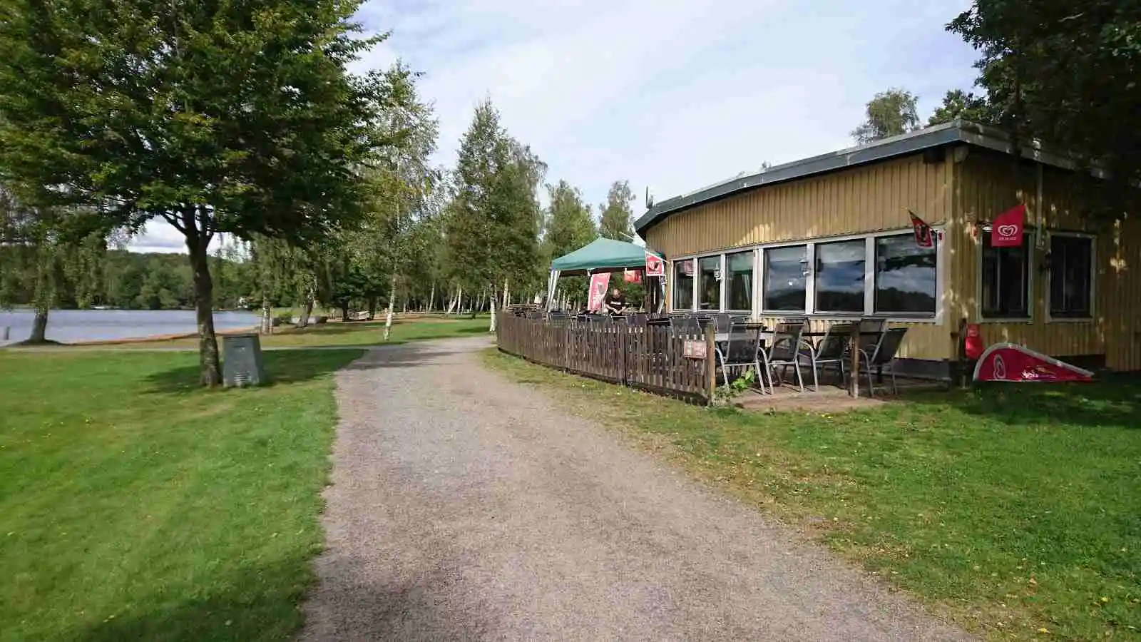 Upptäck Luhrsjöbadens Camping! Natursköna ställplatser vid Lursjön i Skåne. Bad, fiske, minigolf, restaurang & aktiviteter för hela familjen. Boka din plats!