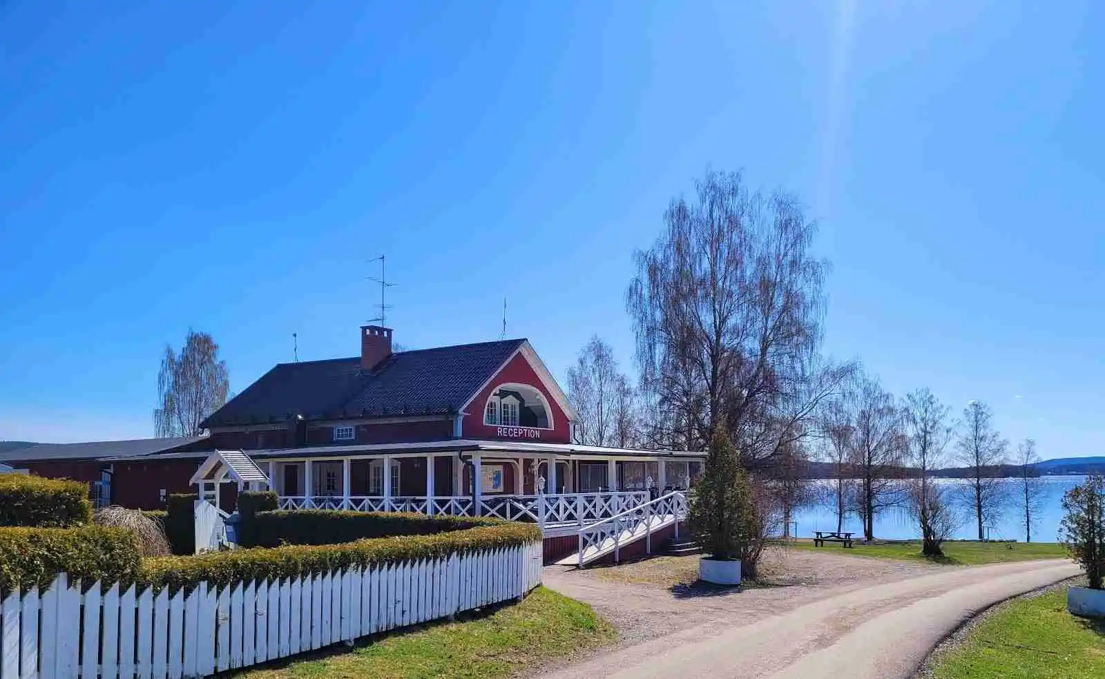 Ställplats vid Bysjön, Charlottenberg. Naturskönt & familjevänligt på Haganäset Camping. Bad, fiske, restaurang, lekplats & nära shopping. Öppet året runt!