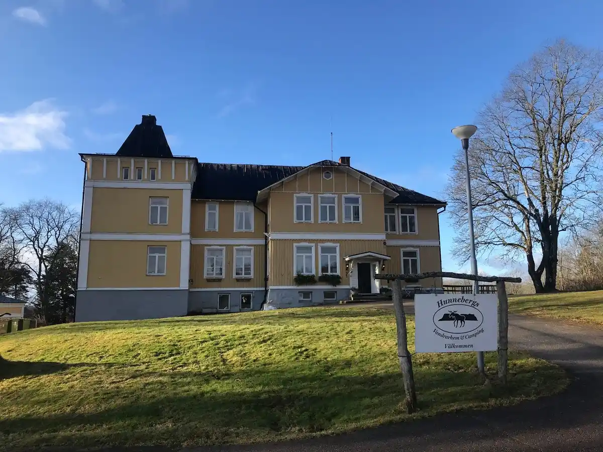 Hitta din perfekta ställplats på Hunnebergs Gård i Vargön! Husbil, husvagn & tält nära natur, vandring & fiske. El, servicehus, kök, bastu & WiFi.