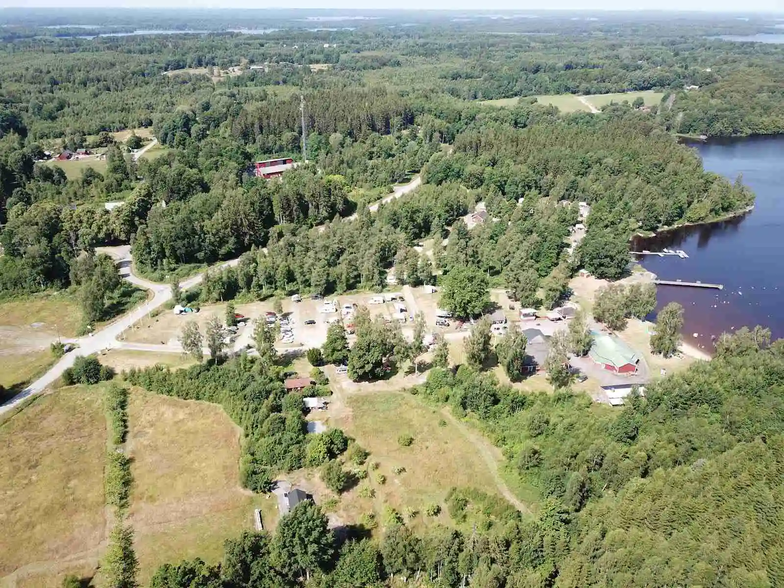 Unik ställplats på Hätteboda Vildmarkscamping i Småland. Upplev natur, tystnad & äventyr utan el/vatten vid sjön Mien. Fiske, bastu, vandring. Boka nu!
