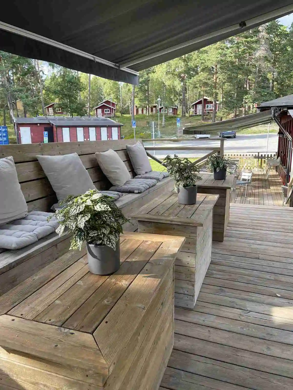 Upptäck Waxholms Camping – Året runt ställplatser i Stockholms skärgård! Havsnära husbilsplatser på Eriksö med padel, bad & nära Vaxholm. Boka nu!