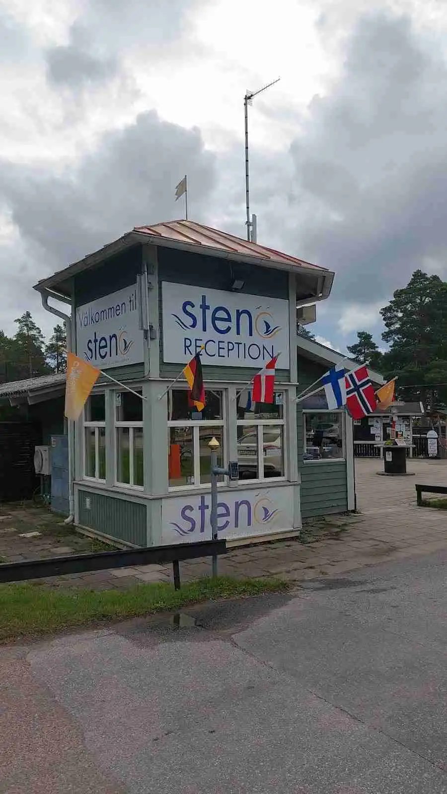 Fyrstjärnig ställplats vid Stenö Havsbad & Camping nära Söderhamn. Husbilsplatser med el, service, strand, aktiviteter & skärgård. Öppet året runt.