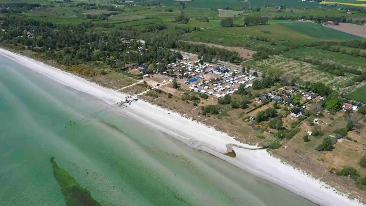 Upplev Bingsmarkens Camping – förstklassiga ställplatser vid Skånes sydkust. Njut av havsbad, pool, padel, restaurang & full service året runt. Boka nu!