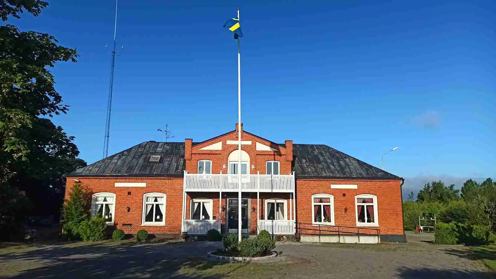 Upptäck Fredriksbergs Kursgård-Camping, en familjevänlig ställplats i Ystad nära Sandskogen & strand. El, dusch, WC, wifi & husdjur välkomna. Perfekt bas!