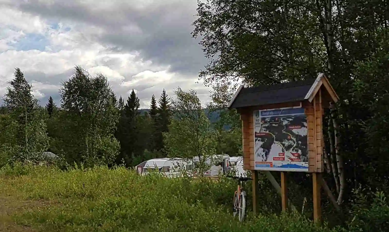 Upptäck Storsjö Camping & Ställplats i Jämtlandsfjällen. Året-runt öppen med el, servicehus, dusch & nära fiske/vandring. Perfekt för husbil/husvagn.