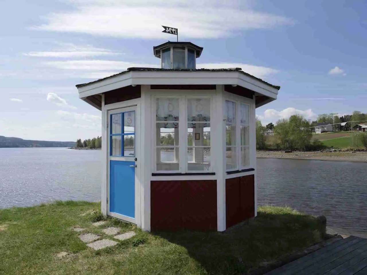 Upptäck Hoverbergs Camping, en naturskön ställplats vid Storsjön & Hoverberget. Drivs av Bergs Båtklubb. El, dusch, fiske, vandring. Perfekt för husbil!